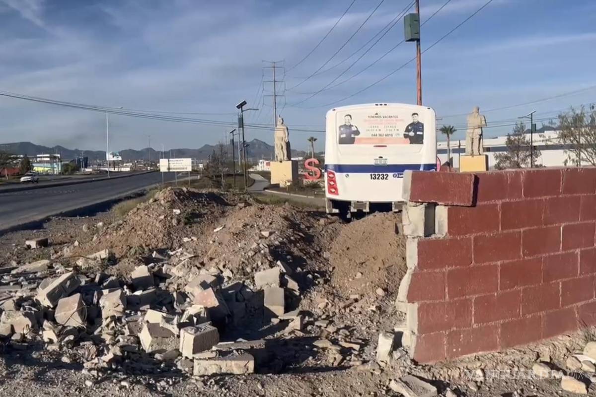 Conductor de transporte de personal dormita y choca contra barda en Saltillo