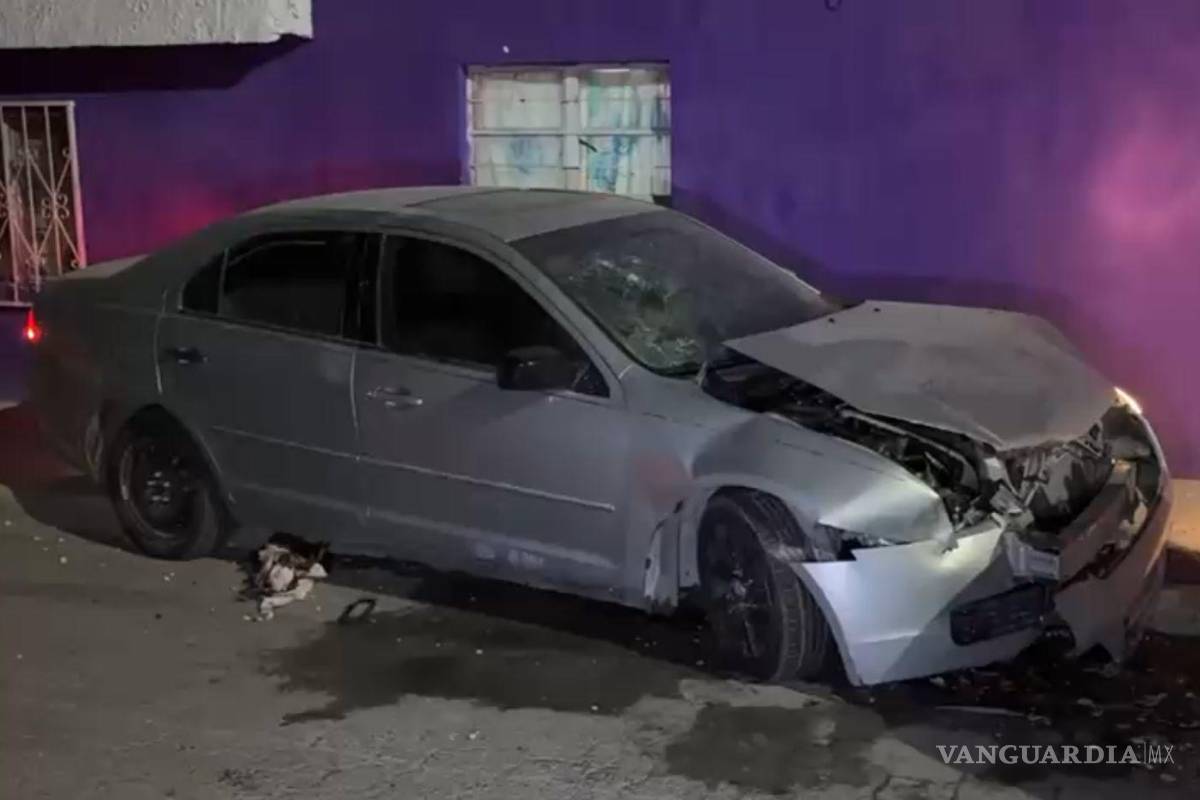 $!El automóvil responsable presentó daños de consideración tras subir a la banqueta y chocar contra otra unidad.