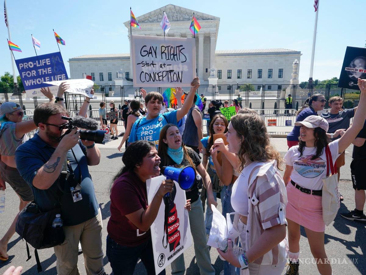 $!Manifestantes contra el aborto, centro izquierda, discuten con activistas por el derecho al aborto frente a la Corte Suprema en Washington.