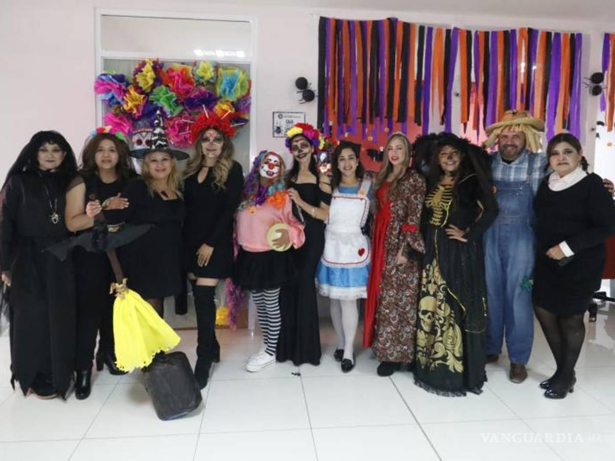 $!Personal médico y administrativo del Hospital Materno Infantil recibió a los pacientes con disfraces de catrinas, brujas, payasos y personajes de película para celebrar este Halloween y Día de Muertos.