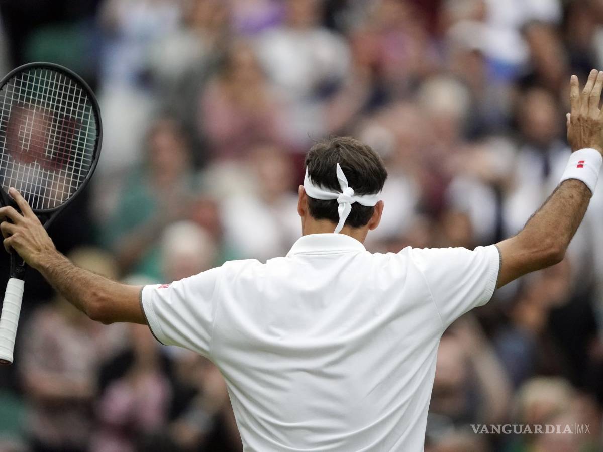 $!Roger Federer celebra su victoria sobre Matteo Berrettini en su partido de cuarta ronda durante en Wimbledon el 8 de julio de 2019.