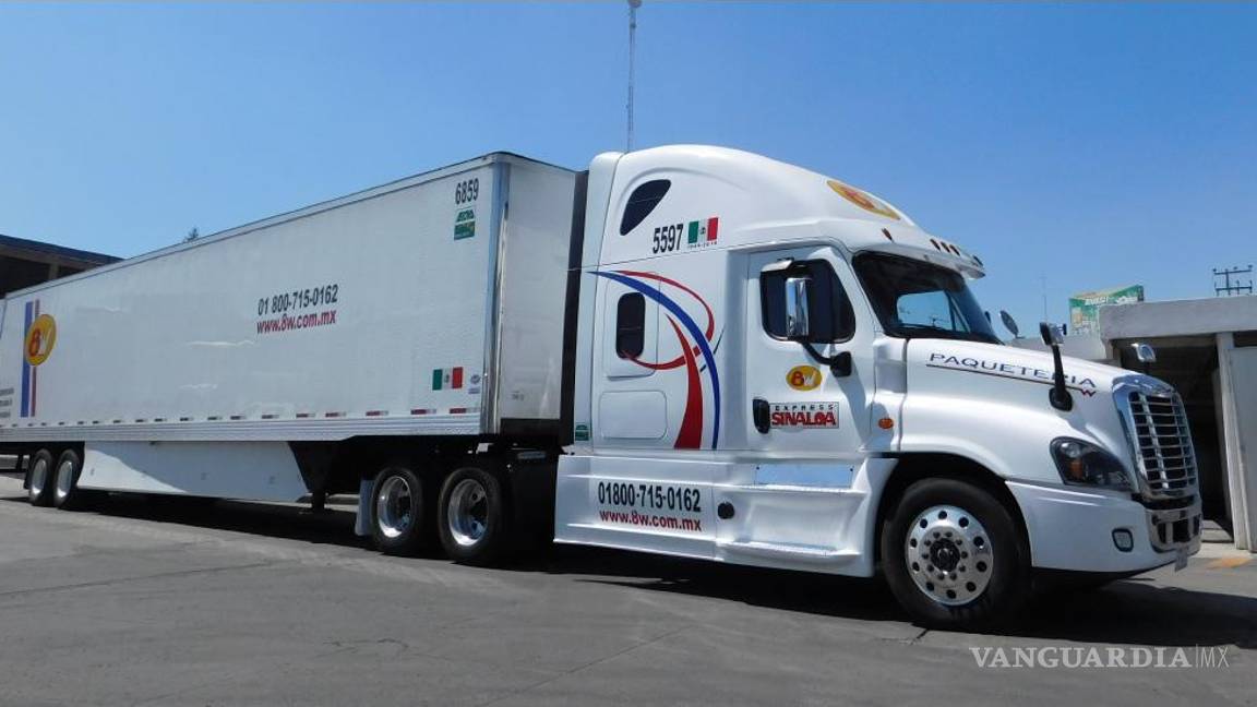 Trailero fue encontrado inconsciente adentro de su unidad, en Saltillo