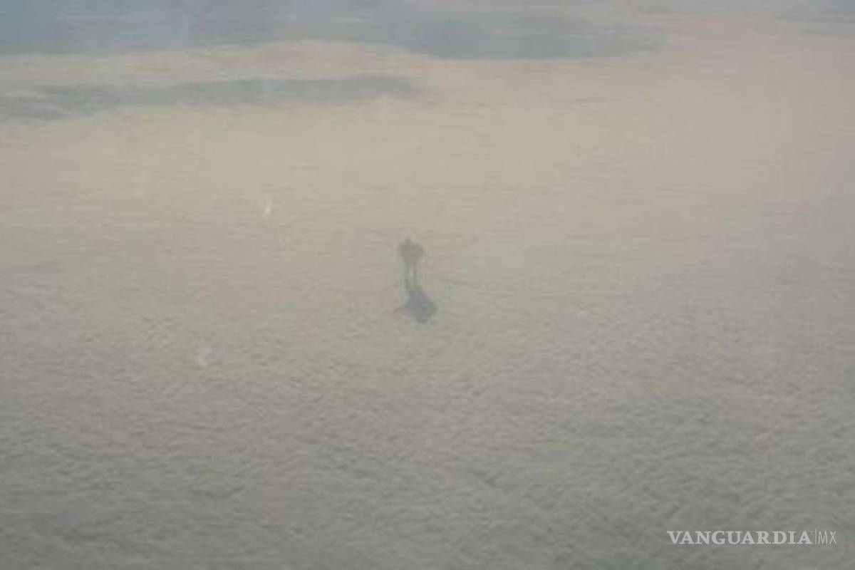 Pasajeros de avión capturan inquietante foto de 'gigante de las nubes'