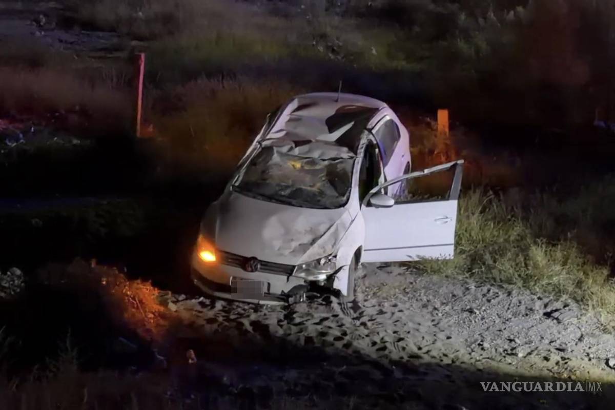Vuelca en barranco sobre la carretera antigua a Monclova; joven conductor presentó golpes leves