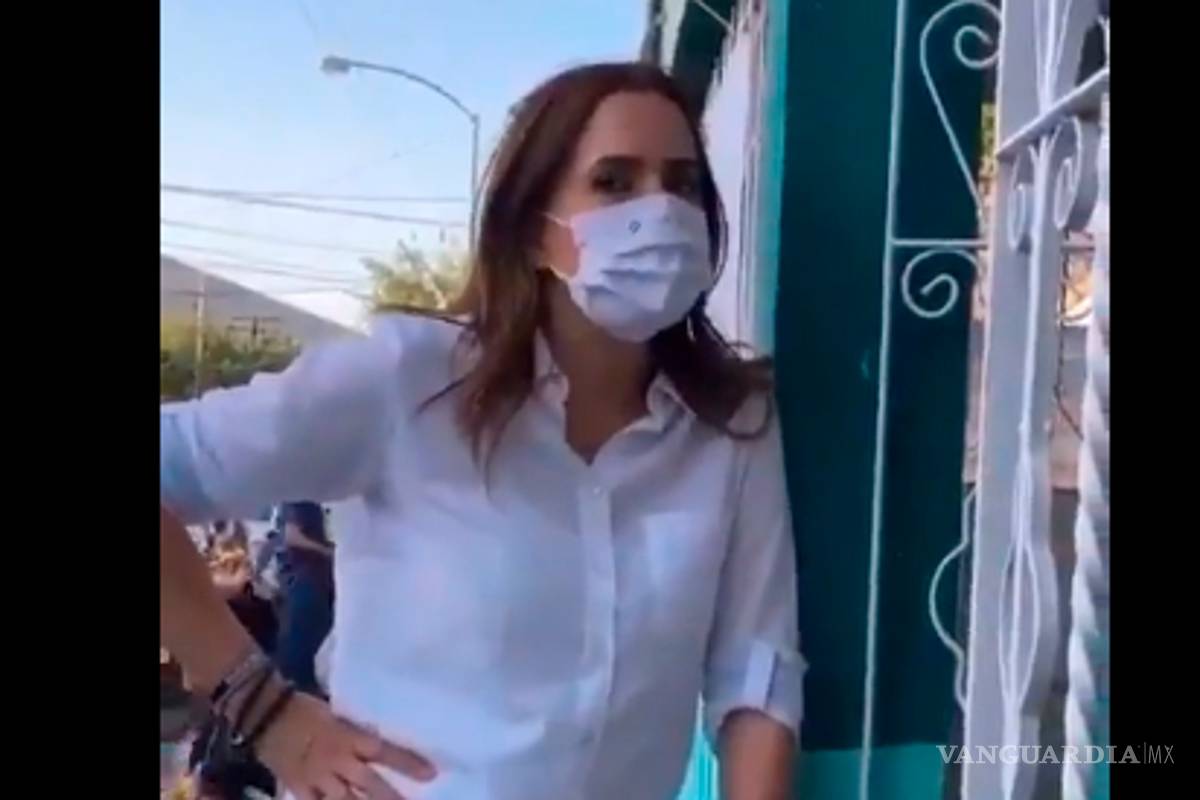 Captan a la candidata por Nuevo León Clara Luz Flores haciendo campaña con las vacunas antiCOVID