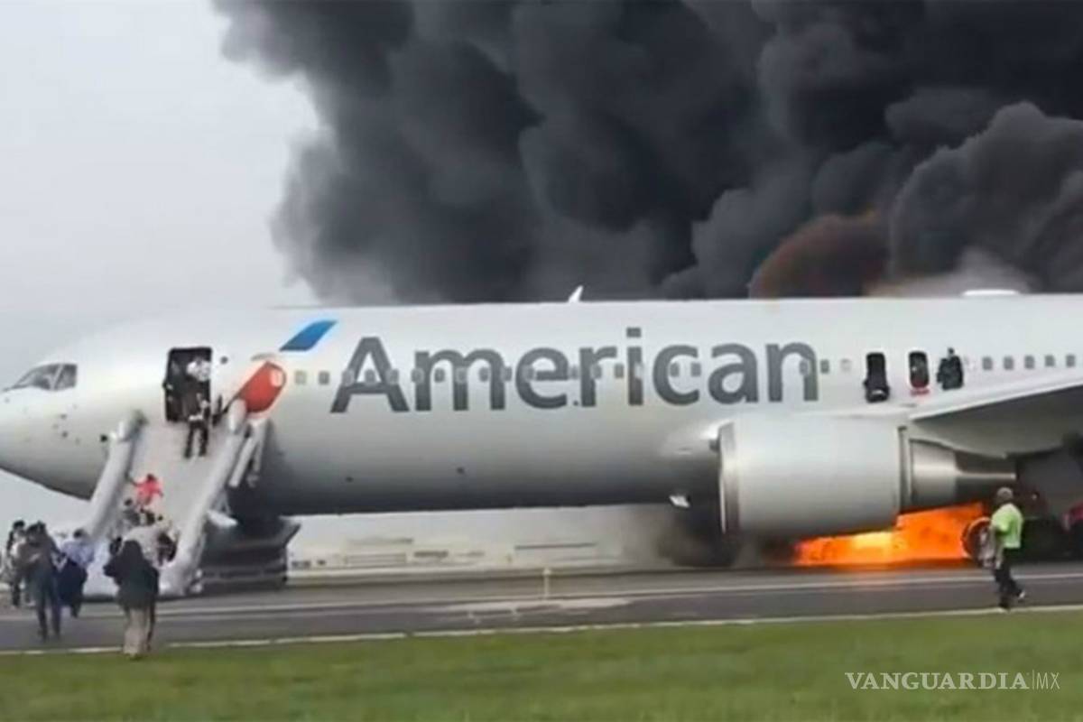 Avión de American Airlines se incendia en pista, desalojan a pasajeros con tobogán (video)