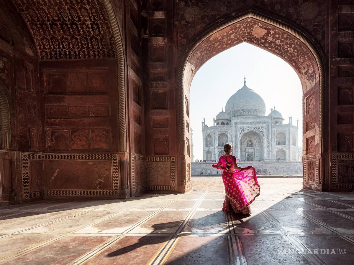 $!Mujer vestida con un sari rojo, en el Taj Mahal, en Agra, India.