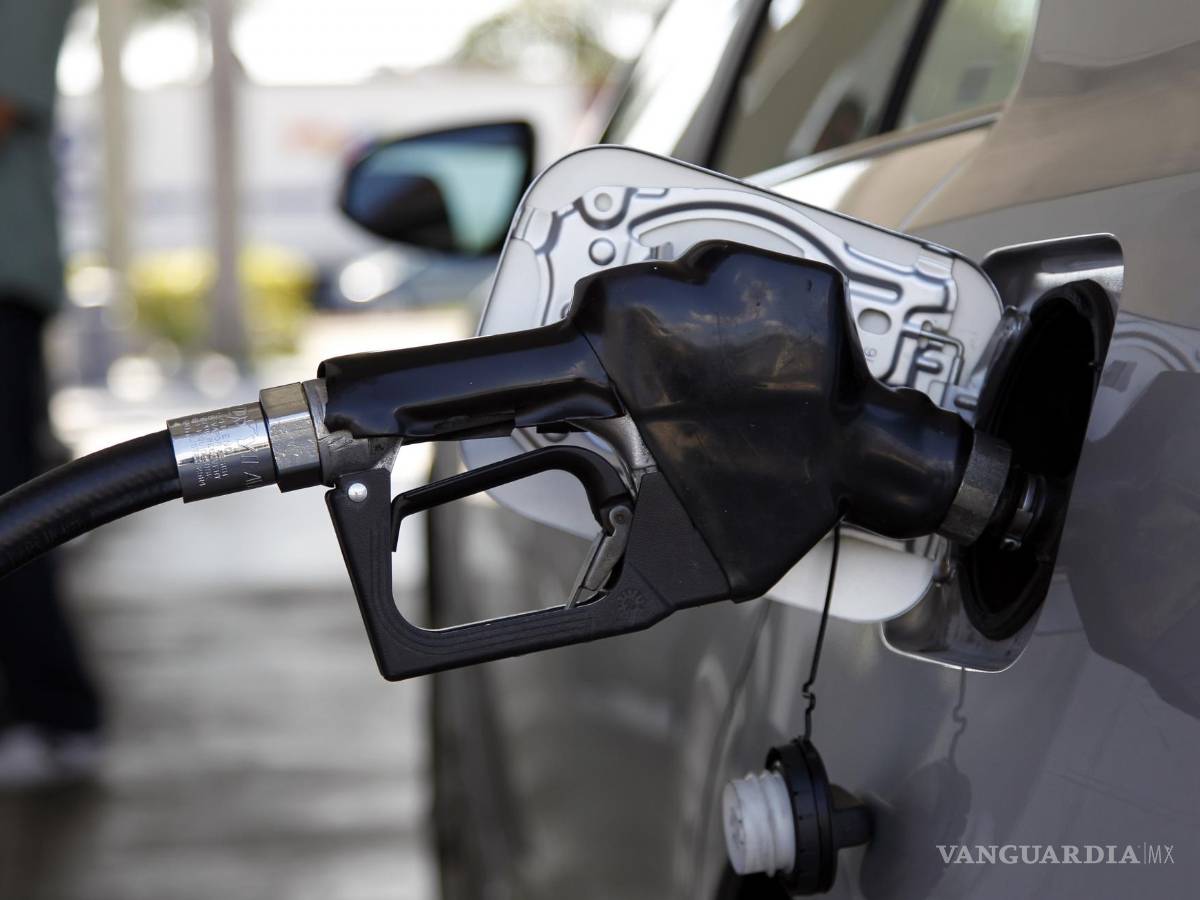 $!Imagen de un vehículo cargando gasolina en Miami. AP/Lynne Sladky