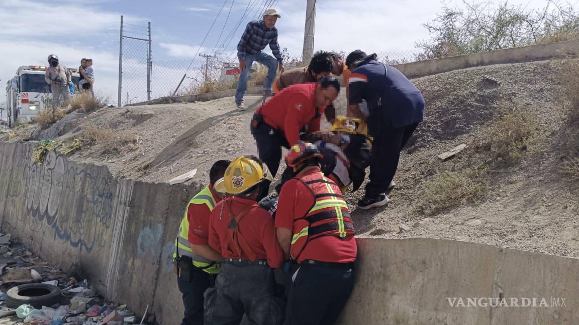 Cae motociclista desde 15 metros a un canal en Ramos Arizpe y resulta lesionado