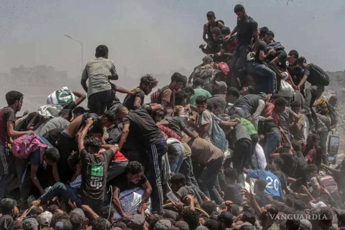 Palestinos hambrientos invaden los camiones de ayuda en Gaza