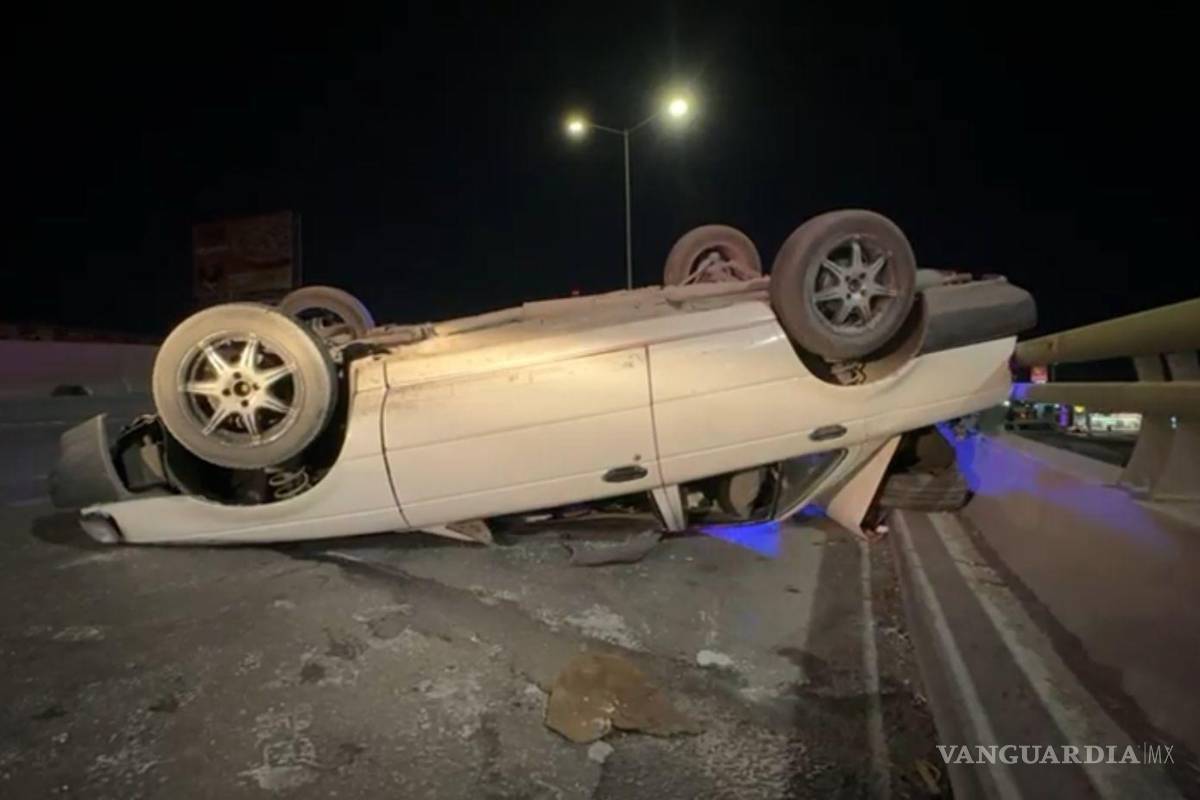 Vuelca y queda prensado al tomar una curva a exceso de velocidad en el periférico LEA de Saltillo