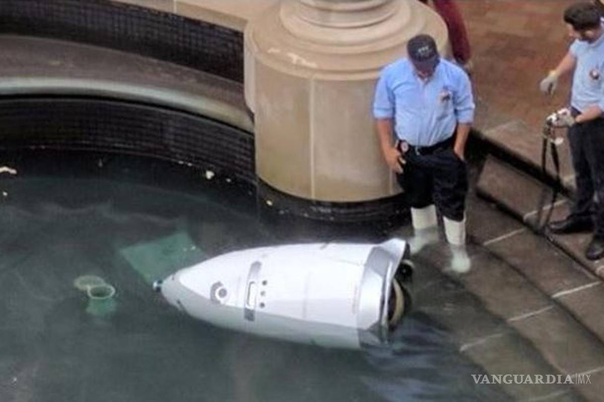 Robot policía se 'suicida' en una fuente