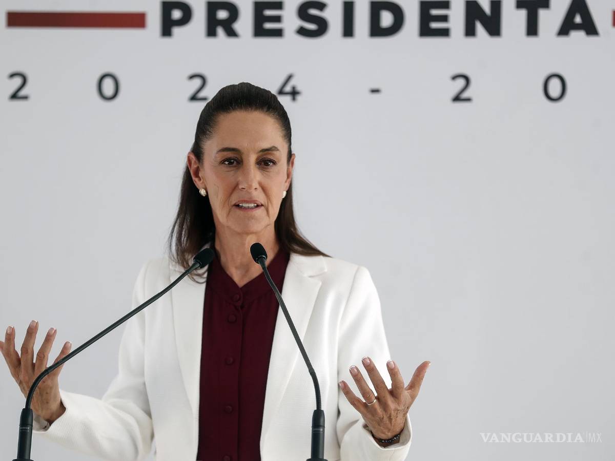 $!La presidenta electa de México, Claudia Sheinbaum Pardo, habla durante una conferencia de prensa este lunes, en la Ciudad de México.