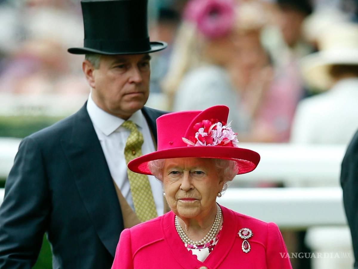 $!La reina Isabel II es seguida por el príncipe Andrés en Ascot, Inglaterra, el 16 de junio de 2015. AP/Alastair Grant
