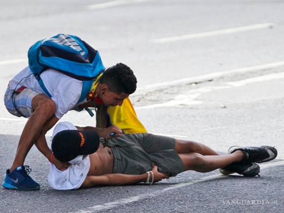 $!Venezolanos con hambre cruzan frontera colombiana para comer