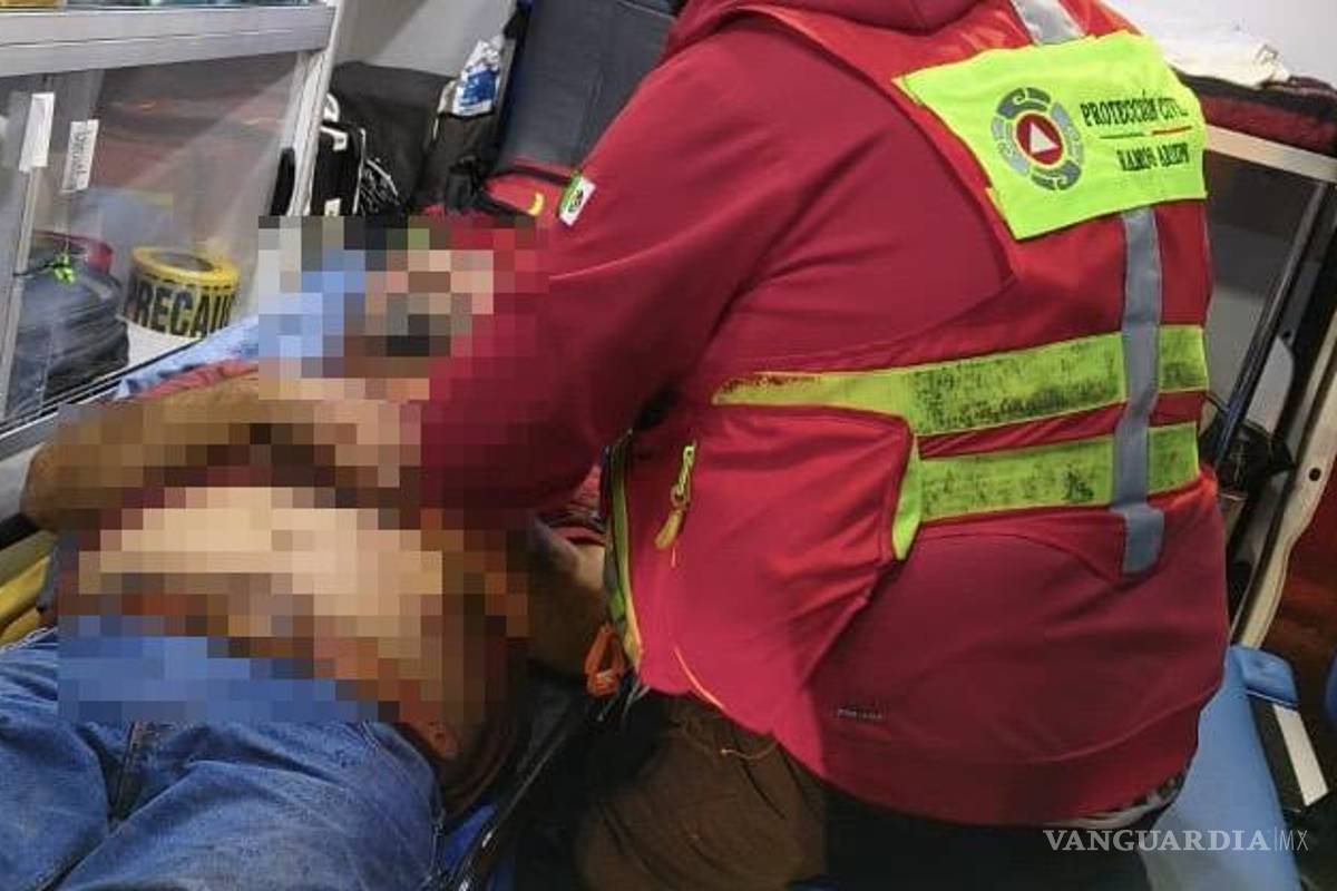 $!Carlos Benjamín ¨N¨, conductor del tráiler, resultó con contusión en la frente y una herida de aproximadamente 10 centímetros.