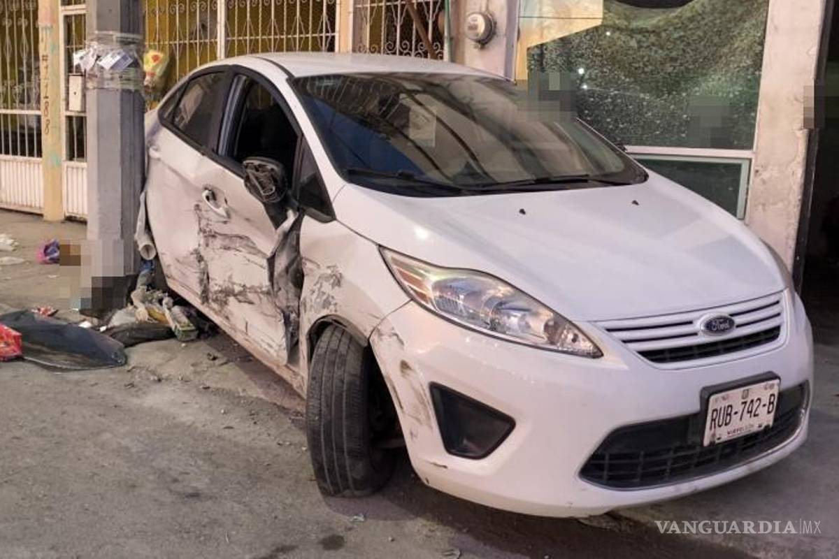 Choca, proyecta auto contra casas y se esconde en Saltillo 2000; presuntamente ebrio
