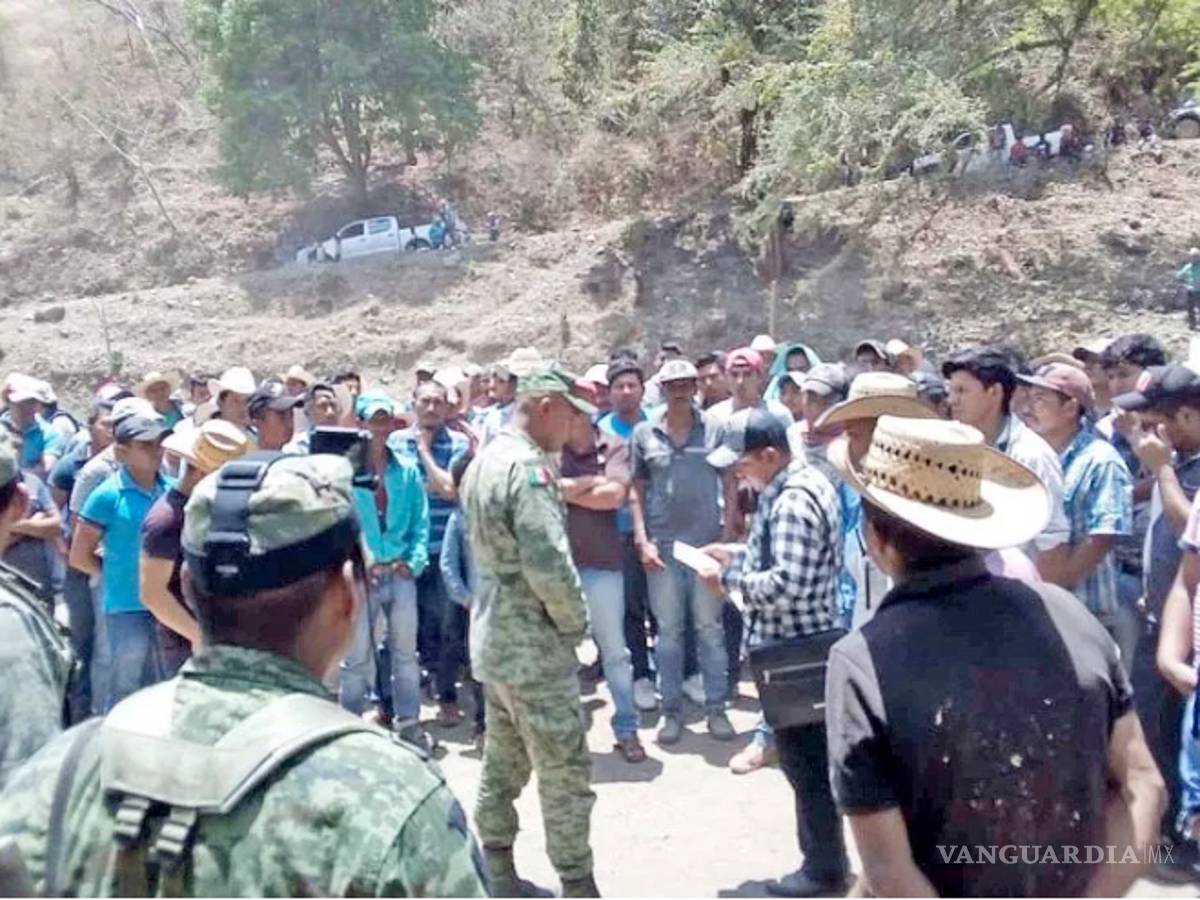 $!Retienen a militares en Guerrero para frenar destrucción de amapola