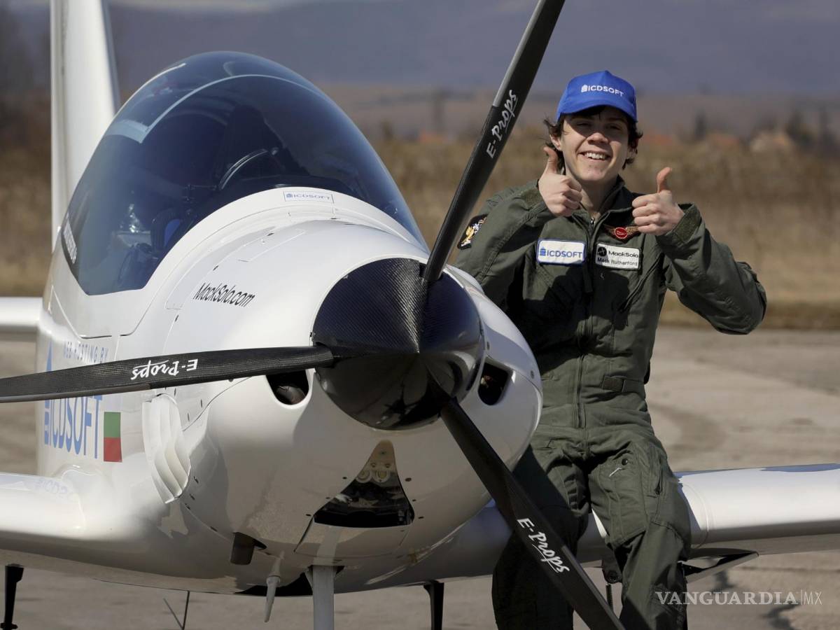$!Mack Rutherford, de 16 años, posa con su avioneta antes de partir para intentar volar solo por todo el mundo en el aeropuerto de Sofia-West, en Sofía.