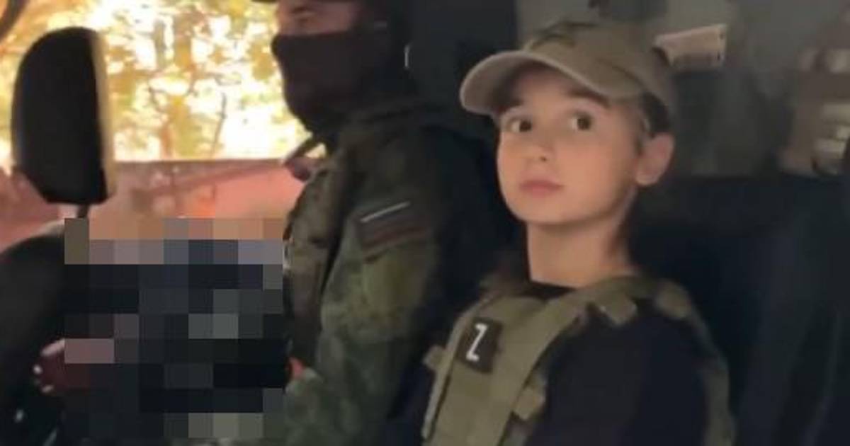 Niños rusos son entrenados en lanzar granadas y portar rifles para ser la próxima generación del ejército de Putin