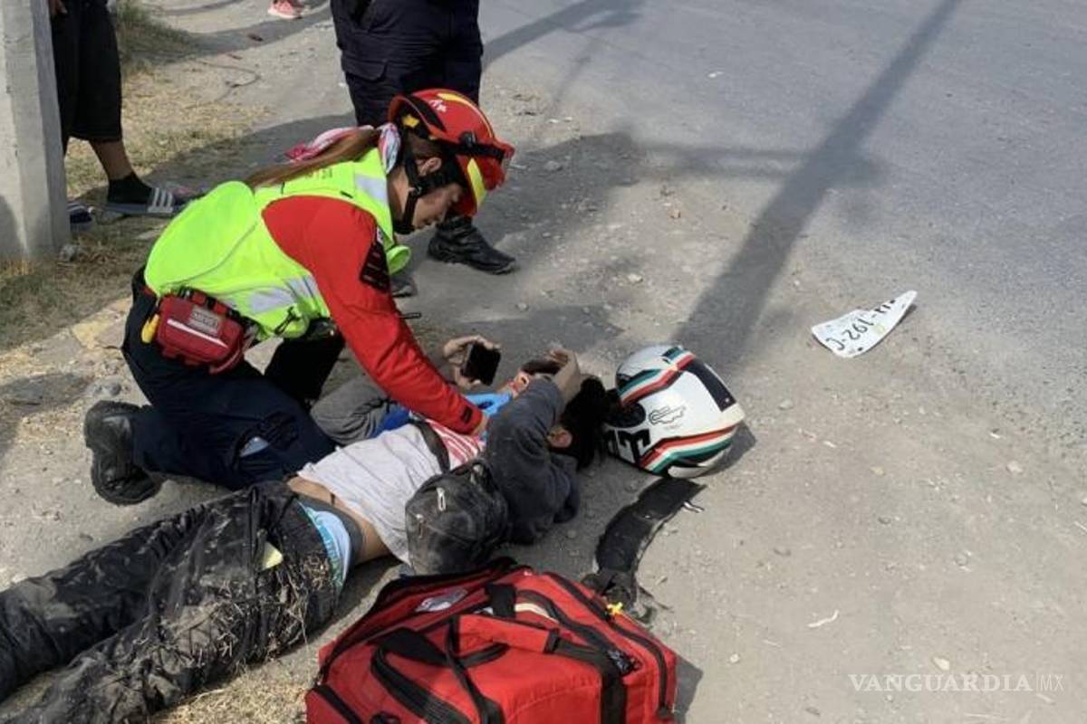 $!El motociclista lesionado fue atendido por paramédicos antes de ser trasladado a la Clínica Dos del IMSS.