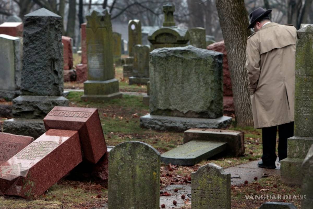 Vándalos derriban lápidas en cementerio judío en Missouri