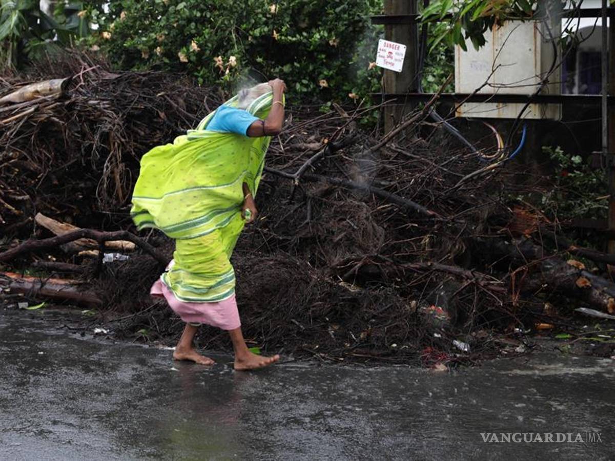 $!Super ciclón Amphan arrasa y destroza todo lo que se interpone en su paso por la India y Bangladesh (fotos)