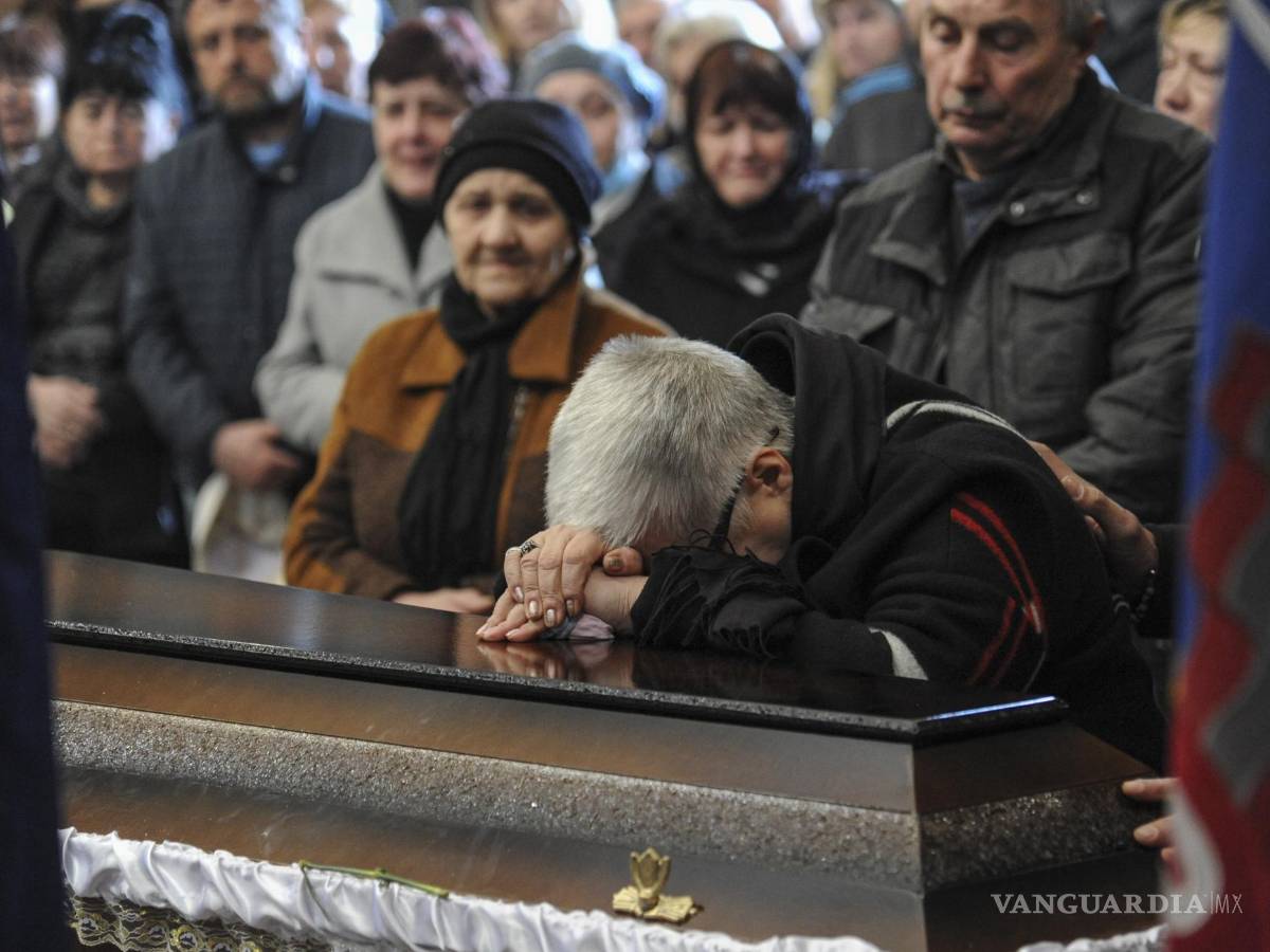 $!Una madre llora durante la ceremonia fúnebre para presentar sus respetos a los soldados ucranianos muertos en combates con las fuerzas rusas, en Lviv, Ucrania.