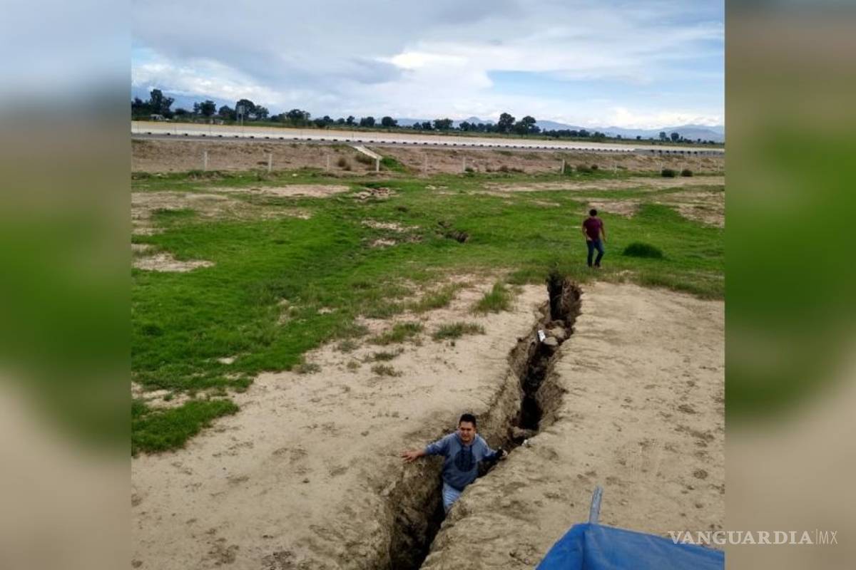 Enormes grietas aparecen cerca de obras del NAIM en Texcoco