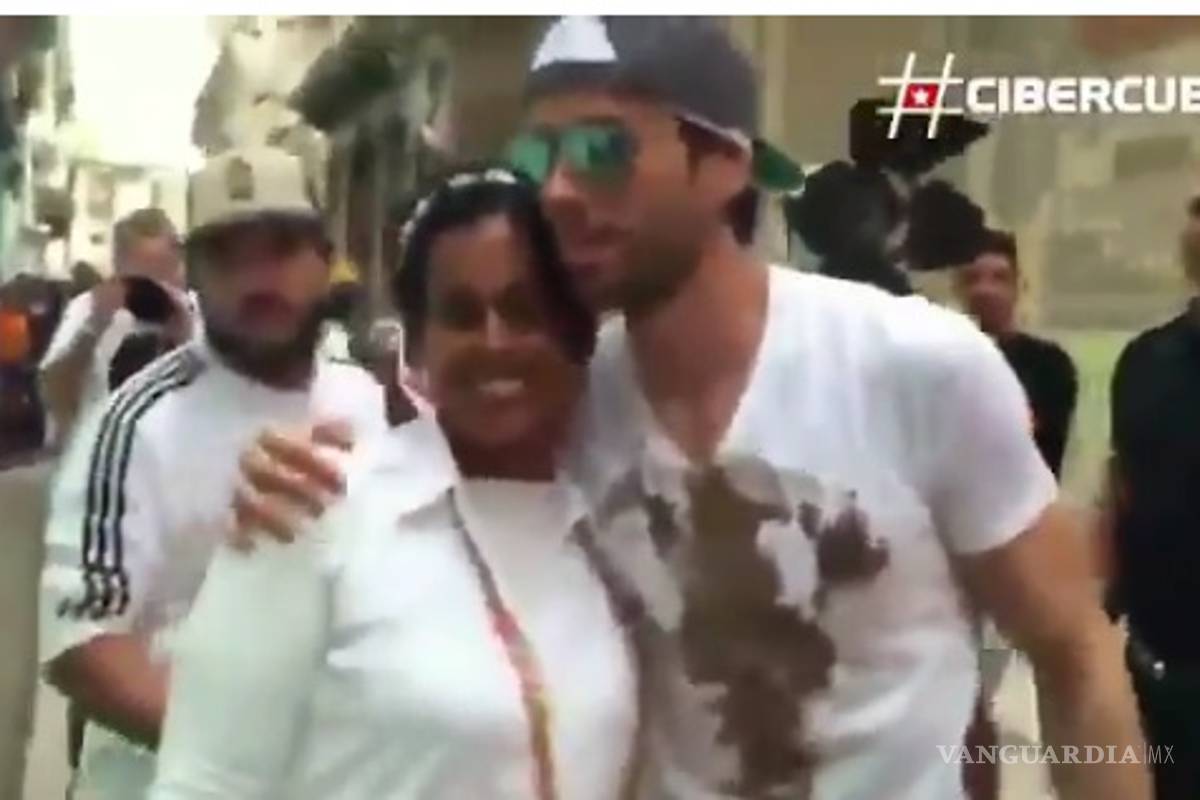 Enrique Iglesias convive con fans en Cuba