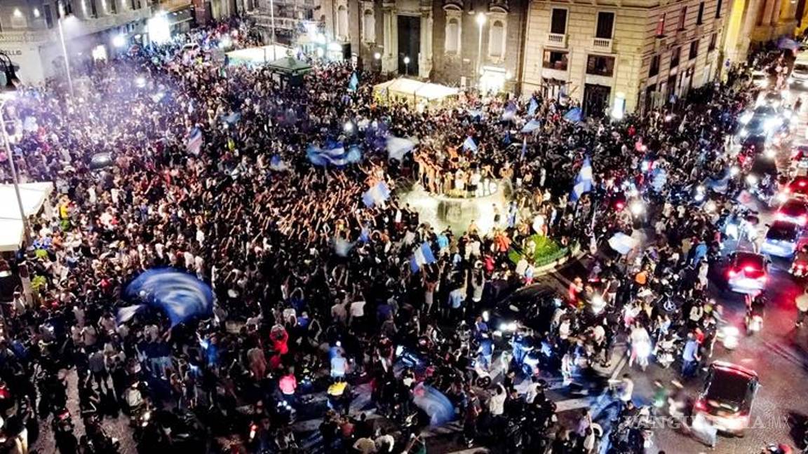 $!Nápoles olvida la sana distancia y llena sus calles tras ganar la Copa Italia (fotos)