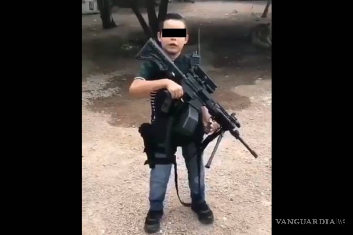 “Pura gente de ‘El Mayo’”... Nuevo niño sicario lanza amenazas con metralleta en mano (video)