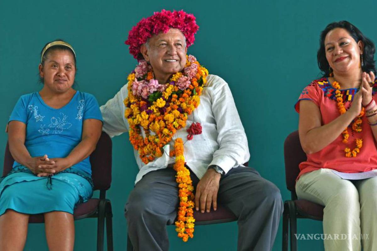 AMLO asegura que seguirá viajando por carretera; omite hablar de accidente