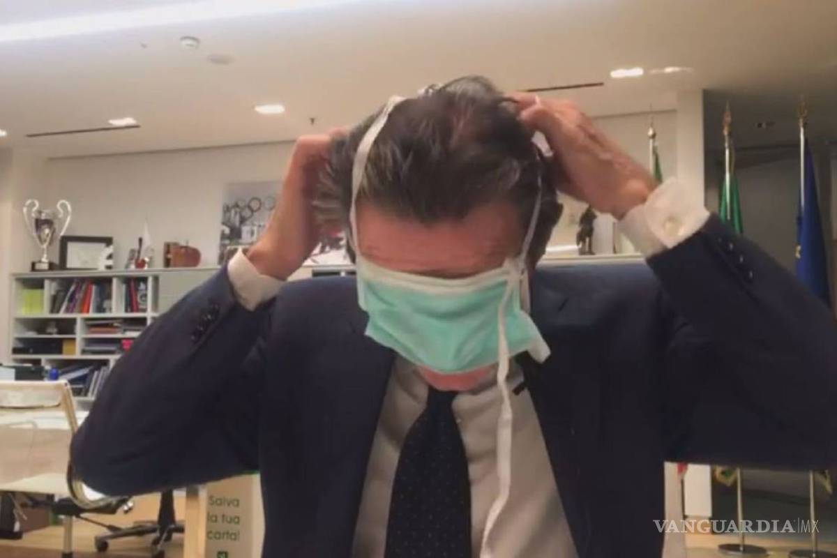 Gobernador de Lombardía se vuelve viral por no saber colocarse un cubrebocas para prevenir coronavirus (VIDEO)