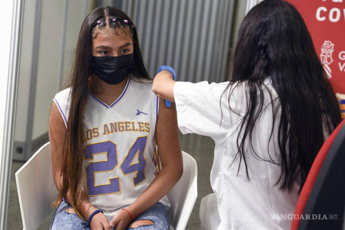 Es “débil” el argumento de vacunar a menores de 12 años para proteger a familiares: médicos