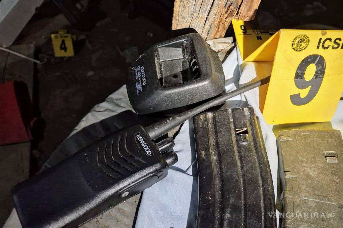 Catean inmueble tras asesinato de dos policías en Guadalupe, Nuevo León; encuentran armas, cartuchos y chips