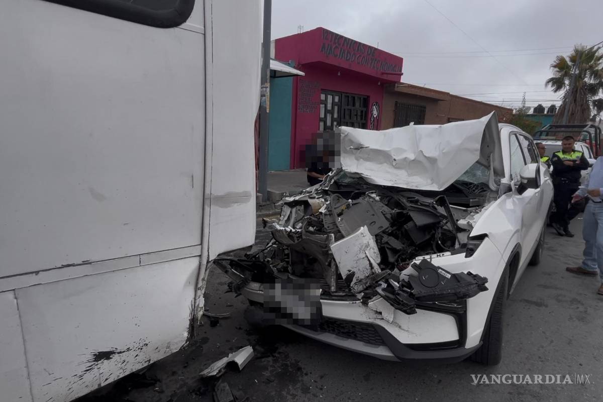 Dormitada al volante provoca choque múltiple; camioneta queda en pérdida total en Saltillo