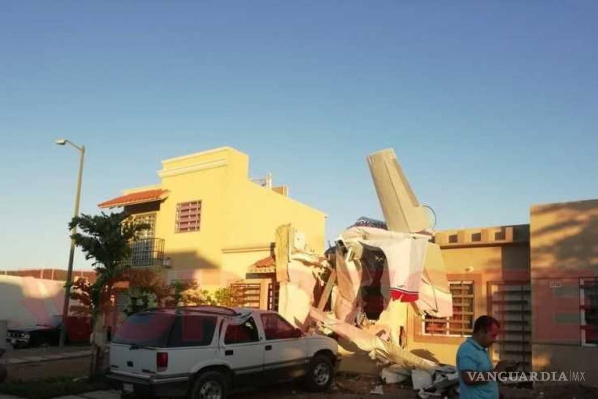 Avioneta se desploma sobre una casa en Sinaloa; hay cuatro muertos