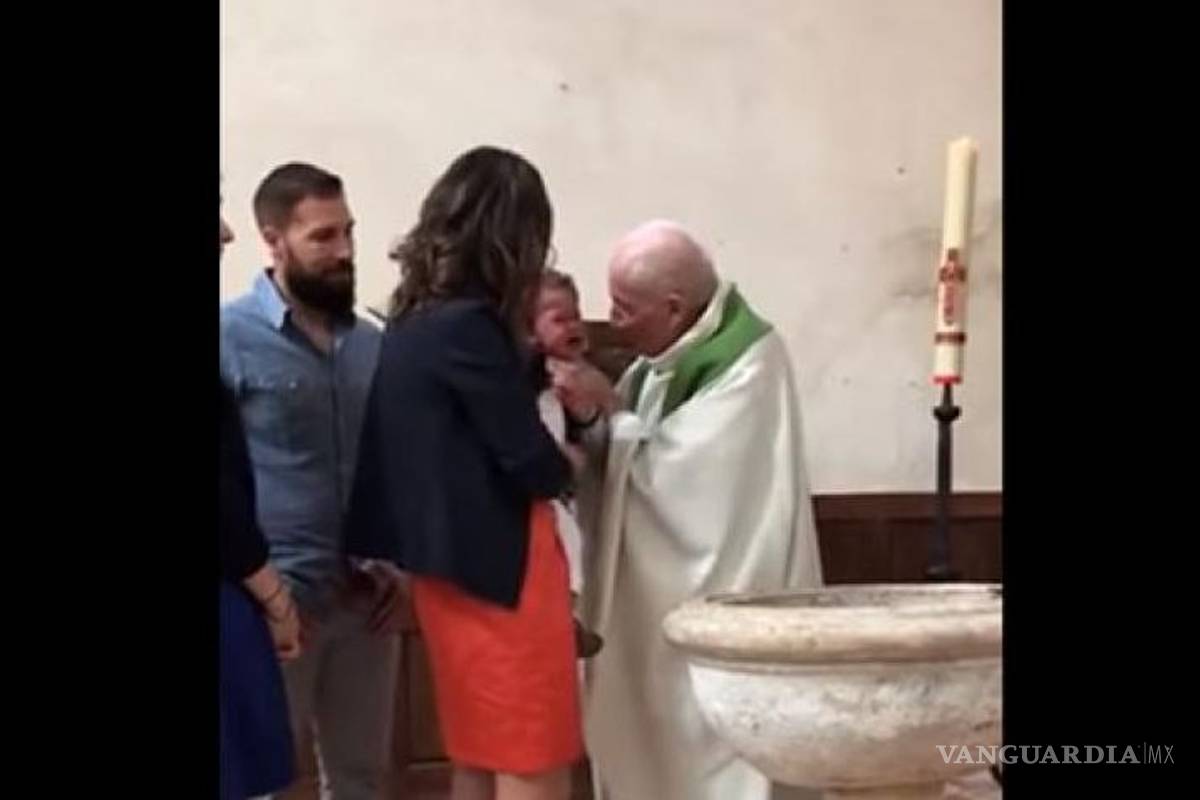 Cura abofetea a un bebé porque lloraba durante su bautismo (Video)
