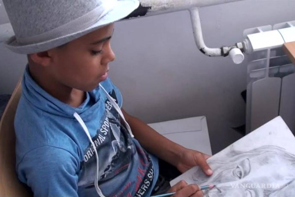 Un niño refugiado conquista el corazón de Serbia con sus pinturas