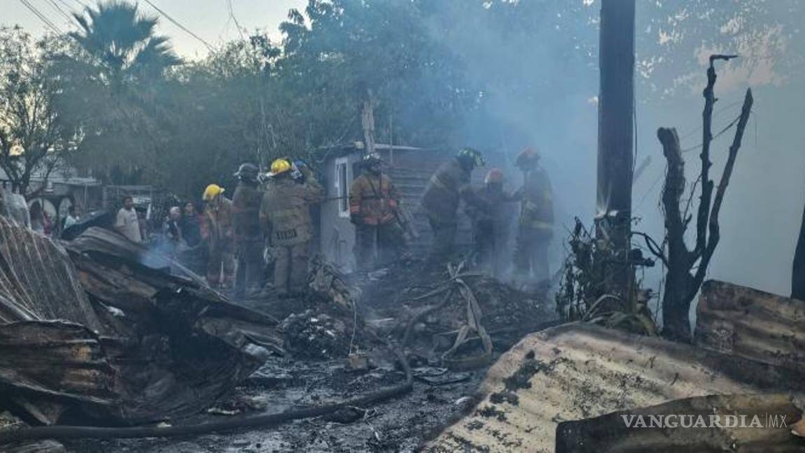 $!Elementos de Protección Civil de Nuevo León (PCNL) atendieron el incendio de tres tejabanes en el municipio de Guadalupe, sin reporte de lesionados.