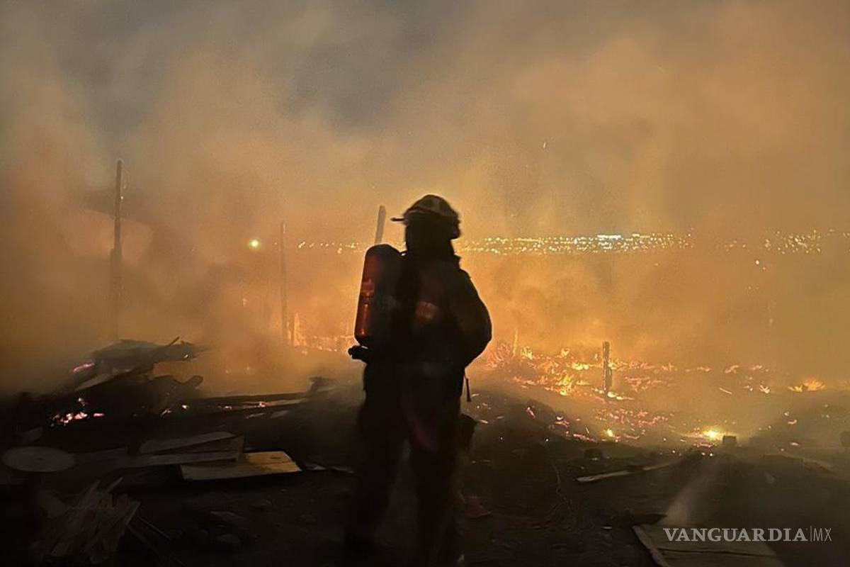 Incendio consume vivienda en Sabinas; adulto mayor pierde todas sus pertenencias
