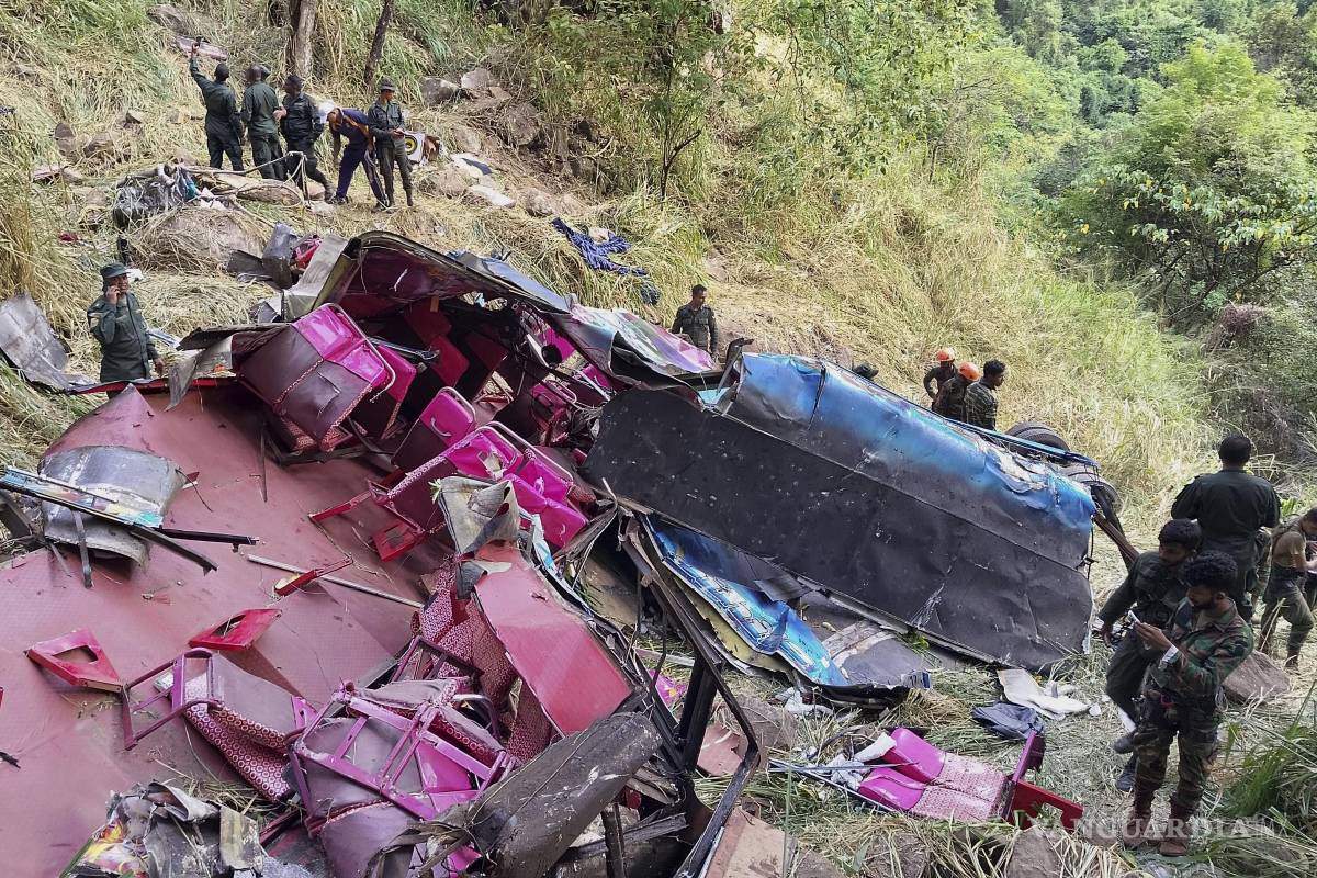 Autobús de pasajeros cae por acantilado en Sri Lanka y mueren 15 personas