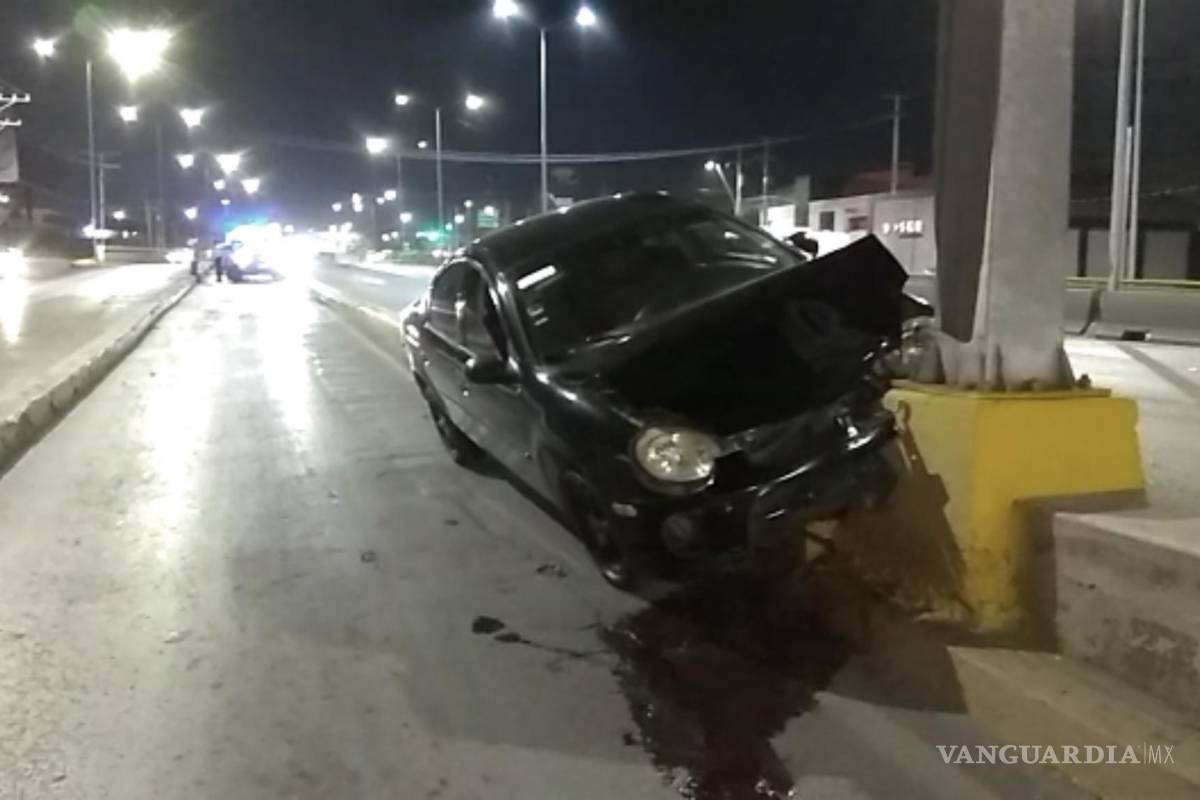 Saltillo: joven en aparente estado de ebriedad se sube a camellón y choca