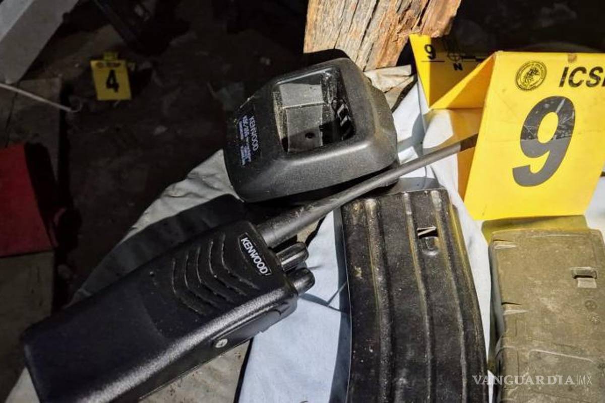 $!Catean inmueble tras asesinato de dos policías en Guadalupe, Nuevo León; encuentran armas, cartuchos y chips