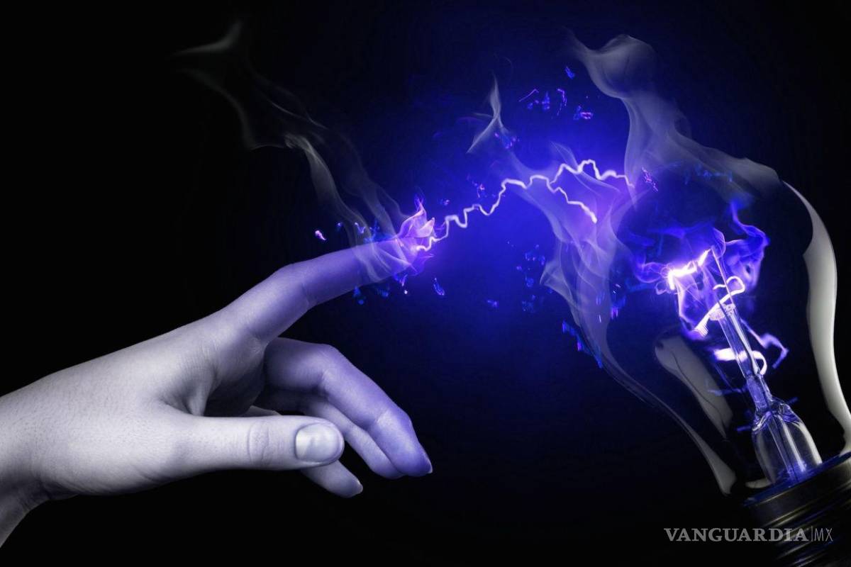 Saltillo; cae de planta alta tras sufrir descarga de 13 mil voltios