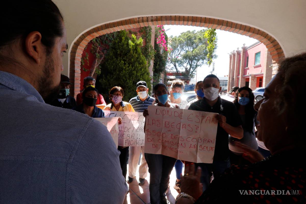 Irrumpen en conferencia de Morena en Saltillo y exigen pago de pensión a adultos mayores