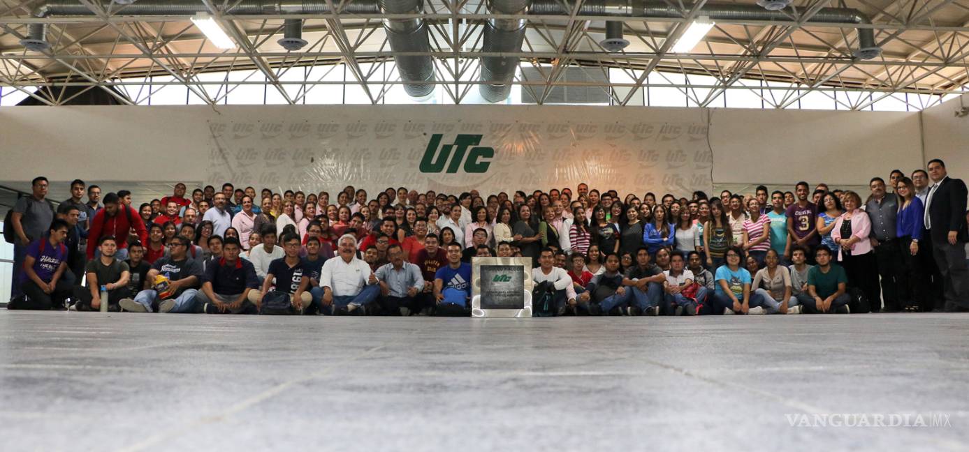 Abre UTC de Ramos Arizpe cápsula de tiempo a 10 años de haber sido enterrada