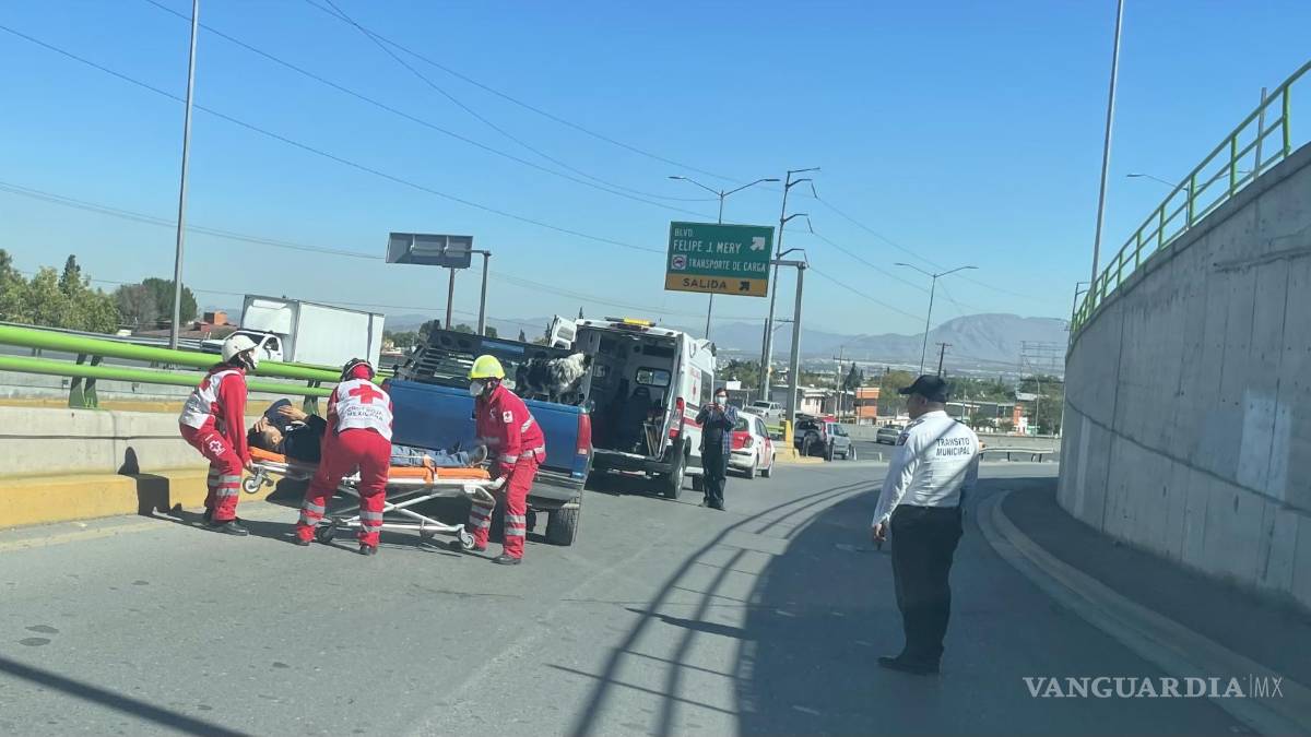 Se le sube la presión al manejar y termina chocando, en Saltillo