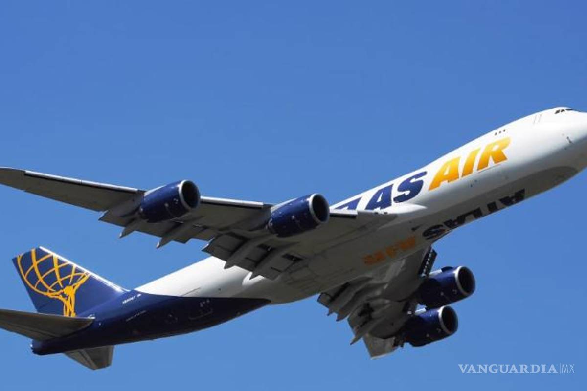 Se incendia un avión de carga Atlas Air Boeing antes de realizar un aterrizaje de emergencia en Miami (VIDEO)